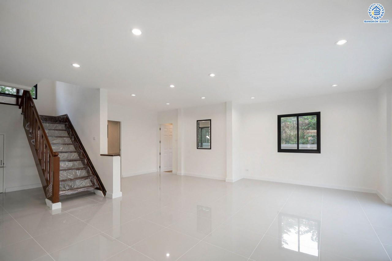 บ้านมือสองตกแต่งใหม่ โครงการ ชวนชื่น ปิ่นเกล้า บนเนื้อที่ 76.9 ตร.ว. พื้นที่ใช้สอยมากถึง 212.5 ตร.ม. ฟังก์ชันจัดเต็ม 3 ห้องนอน 3 ห้องน้ำ จอดรถได้ถึง 2 คัน พร้อมทั้งเปลี่ยนระบบสุขาภิบาลให้ใหม่ พร้อมเข้าอยู่ทันที บนทำเลศักยภาพ เชื่อมต่อหลายเส้นทาง ใกล้จุดขึ้นทางด่วน "ศรีรัช" และรถไฟฟ้าสายสีแดง "สถานีตลิ่งชัน"